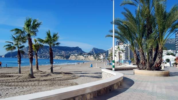 Вид на урбанизации Maryvilla, Canuta Raja, Tasal и Manzanera с пляжа Arenal-Bol в Кальпе Вид на урбанизации Maryvilla, Canuta Raja, Tasal и Manzanera с пляжа Arenal-Bol в Кальпе