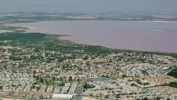 Пригородная застройка Торревьехи около парка Parque Natural la Mata Torrevieja в районе «розового озера» (Laguna Salada de Torrevieja) Пригородная застройка Торревьехи около парка Parque Natural la Mata Torrevieja в районе «розового озера» (Laguna Salada de Torrevieja)