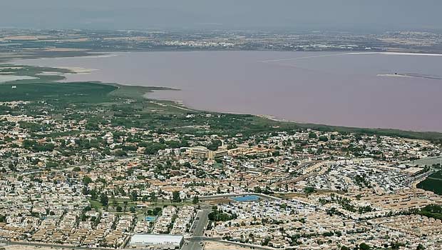 Пригородная застройка Торревьехи около парка Parque Natural la Mata Torrevieja в районе «розового озера» (Laguna Salada de Torrevieja)