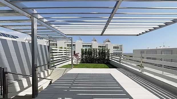 Теневой навес пергола (исп. pérgola) дома в Испании в стиле Хайтек в Барселоне Дома в Испании – помещения и благоустройство
