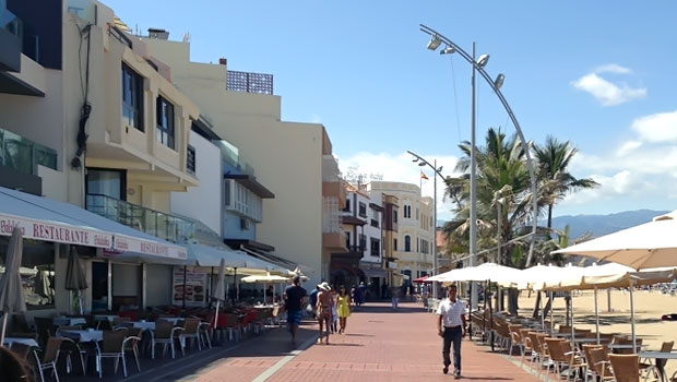Уютный бульвар променада Playa de Las Canteras расположенный в северо-восточной части побережья Гран Канария Уютный бульвар променада Playa de Las Canteras расположенный в северо-восточной части побережья Гран Канария