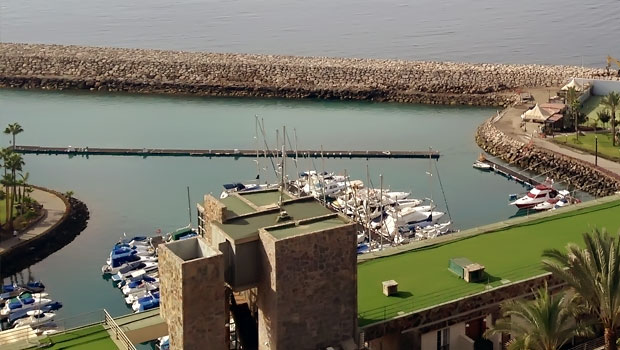 Современная яхтенная гавань курортного комплекса Anfi del Mar на южном побережье Gran Canaria Современная яхтенная гавань курортного комплекса Anfi del Mar на южном побережье Gran Canaria