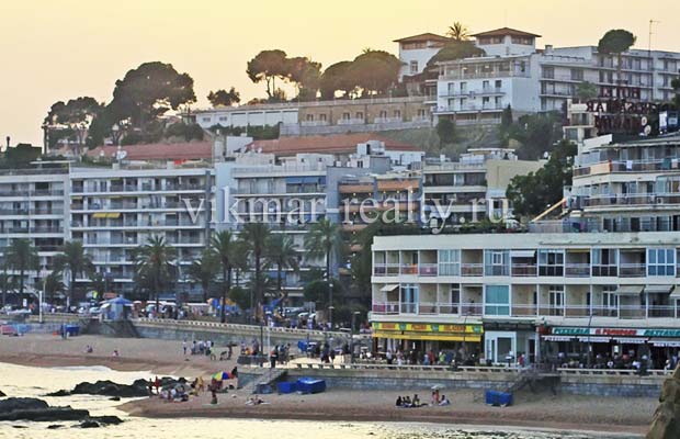 Бульвар Passeig de Camprodon i Arrieta в Ллорет де Мар Приморский бульвар Passeig de Camprodon i Arrieta в районе пляжа Trajo de Venecia в Ллорет де Мар вечером