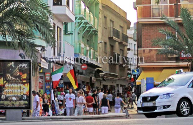 Улица Carrer de la Riera в Ллорет де Мар Жилые дома на улице Carrer de la Riera в районе La Cala dels Banys в Ллорет де Мар