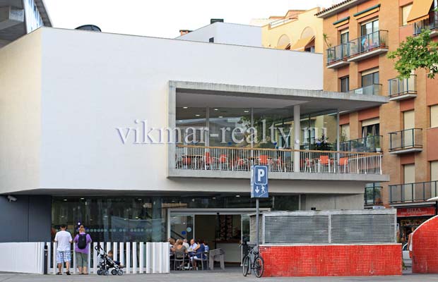 Общественный центр Casa de Cultura de Lloret de Mar в Ллорет де Мар Здание городского общественного центра Casa de Cultura de Lloret de Mar на площади Plaça de Pere Torrent в Ллорет де Мар