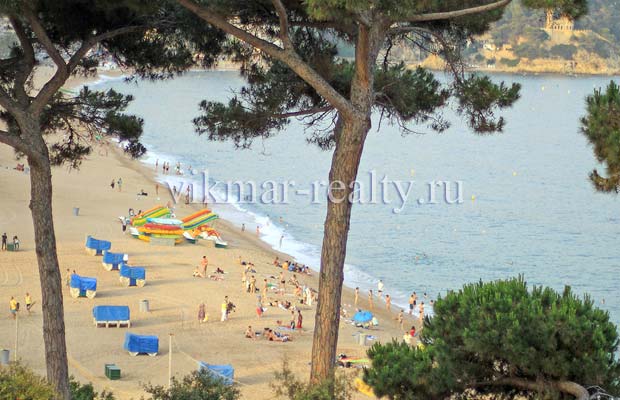 Зона отдыха пляжа Playa de Lloret в районе Turo de l'Estelet и Bon Repos в Ллорет де Мар