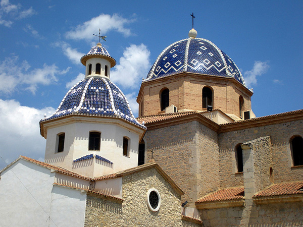 Символ Алтеи - собор Nuestra Senora del Consuelo. Алтея, Коста Бланка, Испания Символ Алтеи - собор Nuestra Senora del Consuelo. Алтея, Коста Бланка, Испания