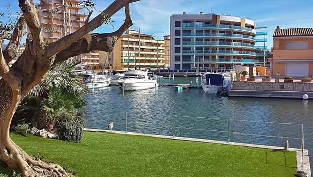 Жилой комплекс в Росесе около канала Canal del Llevant Жилая застройка с квартирами в Росесе на канале Canal del Llevant